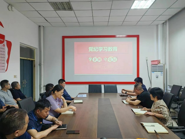 说明: 会议室里的人们描述已自动生成